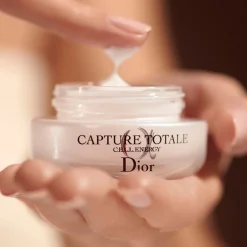 CAPTURE TOTALE C.E.L.L. ENERGYCrème contour des yeux raffermissante et correctrice des rides