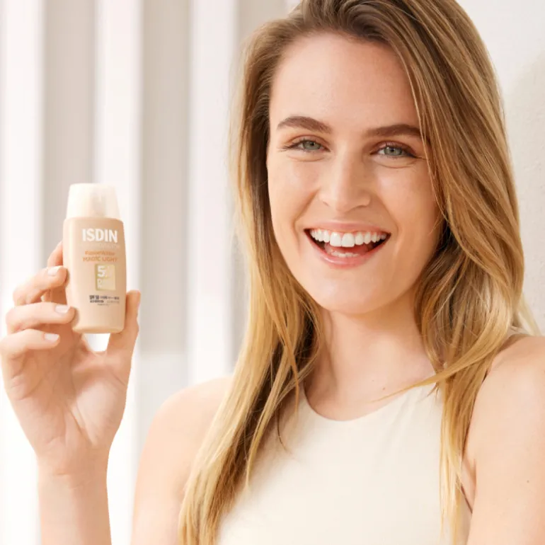 FUSION WATER MAGIC FACIAL SUNSCREEN SPF50 COLOUR