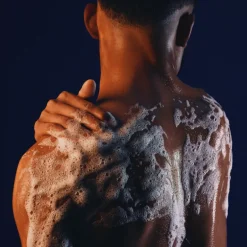 SauvageGel douche corporel parfumé - nettoie, rafraîchit et parfume la peau.