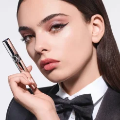DIORSHOW ICONIC OVERCURL MASCARALe Diorshow Iconic Mascara donne forme aux cils.